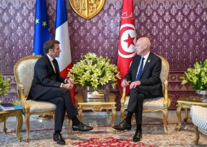 رئيس الجمهورية في لقائه مع" ايمانويل ماكرون "يؤكد على الحرص المشترك و مواصلة العمل سويا وتدعيم العلاقات بين البلدين .