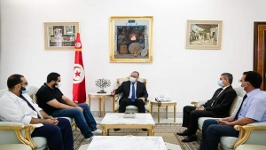 رئيس الحكومة يستقبل الطبيبين اللذين تعرضا لاعتداء في مستشفى بن عروس